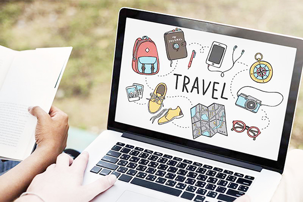 Ngày nay, với laptop hoặc smartphone người ta có thể thực hiện hầu hết các thao tác hỗ trợ cho chuyến du lịch của mình