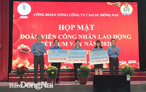 Lãnh đạo Liên đoàn lao động tỉnh và Công đoàn cao su Việt Nam tặng quà cho các đơn vị