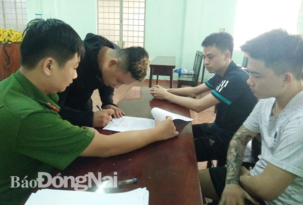 Nhóm đối tượng chuyên cho vay lãi nặng ở phường Tân Phong  (TP.Biên Hòa) bị Công an TP.Biên Hòa bắt giữ ngày 1-1. Ảnh: T.DANH