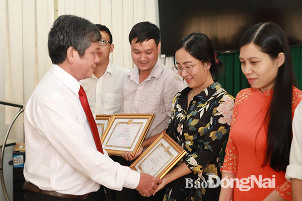 Tổng biên tập Báo Đồng Nai Nguyễn Tôn Hoàn khen thưởng các cá nhân có thành tích xuất sắc năm 2019