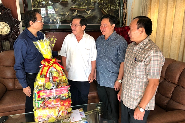 Đồng chí Trần Minh Thấu trao đổi với các đồng chí lãnh đạo Ủy ban Kiểm tra Tỉnh ủy 
