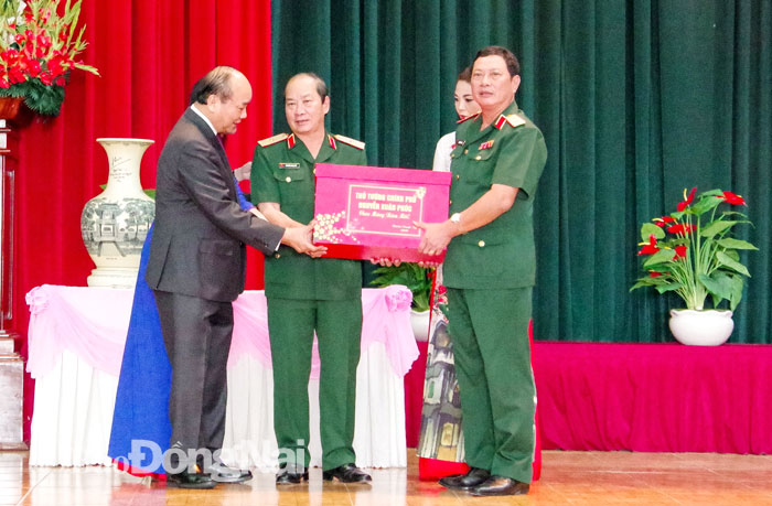 Thủ tướng Nguyễn Xuân Phúc tặng quà Xuân và chúc Tết cán bộ, giảng viên, học viên Trường Đại học Nguyễn Huệ