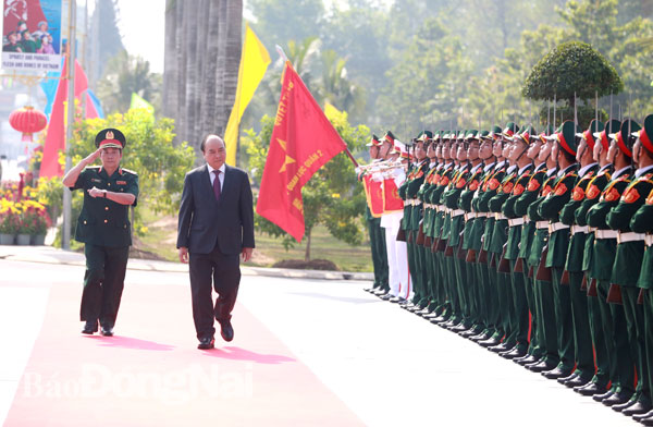 Thủ tướng Chính phủ Nguyễn Xuân Phúc cùng Thiếu tướng Nguyễn Ngọc Cả, Hiệu trưởng Trường Đại học Nguyễn Huệ thực hiện nghi thức duyệt binh