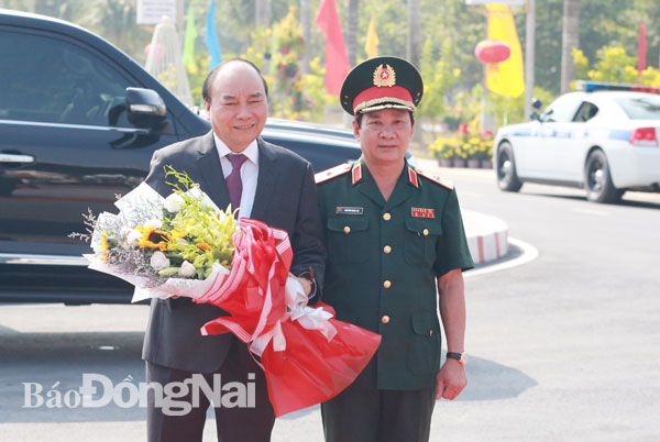 Thiếu tướng Nguyễn Ngọc Cả, Hiệu trưởng Trường Đại học Nguyễn Huệ đón tiếp Thủ tướng Nguyễn Xuân Phúc