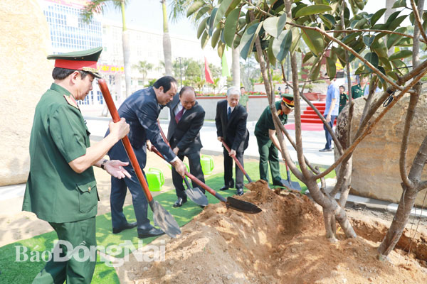 Thủ tướng Nguyễn Xuân Phúc, nguyên Chủ tịch nước Nguyễn Minh Triết cùng các đại biểu trồng cây lưu niệm tại Trường Đại học Nguyễn Huệ