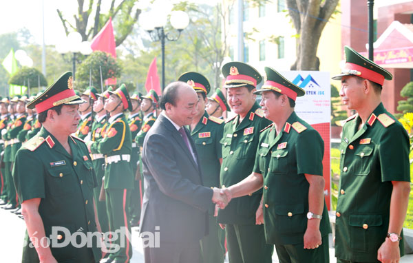 Thủ tướng Chính phủ Nguyễn Xuân Phúc bắt tay Chính ủy Trường ĐH Nguyễn Huệ Nguyễn Văn Hòa