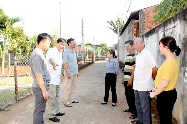 Bí thư Chi bộ ấp Đức Long 3 Nguyễn Đức Thanh (thứ 2 từ trái qua) giới thiệu tuyến đường nông thôn mới