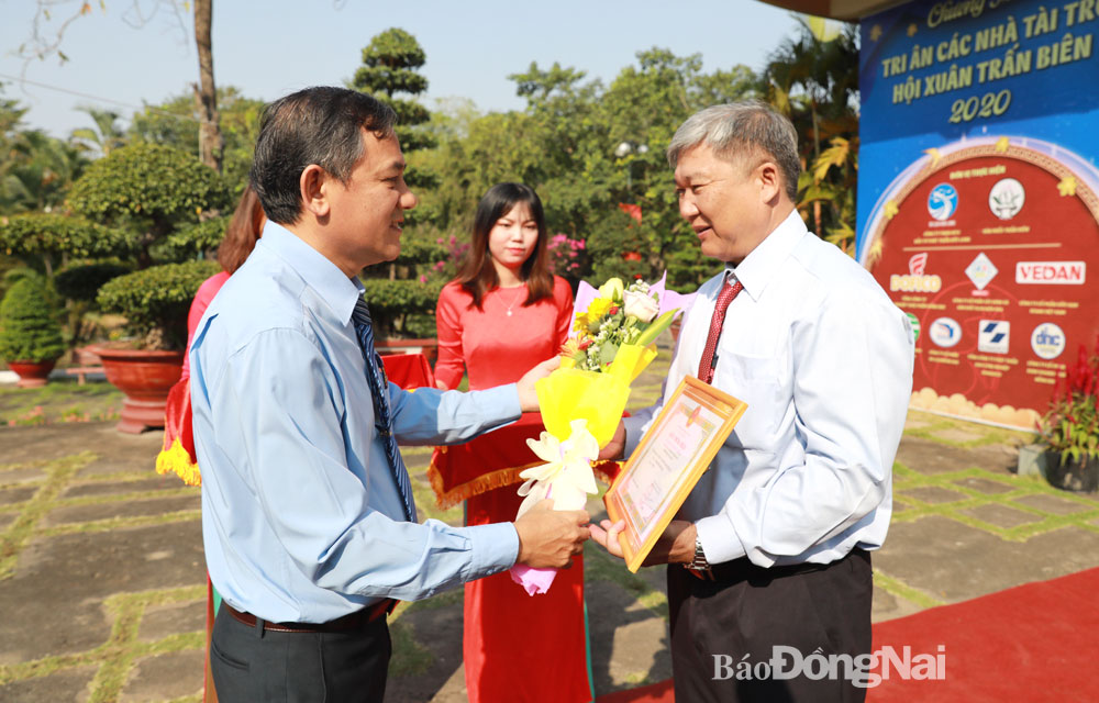 Phó trưởng ban thường trực Ban Tuyên giáo Tỉnh ủy Phạm Tấn Linh trao giải nhất bản tin xã, phường, thị trấn cho Đảng ủy phường 