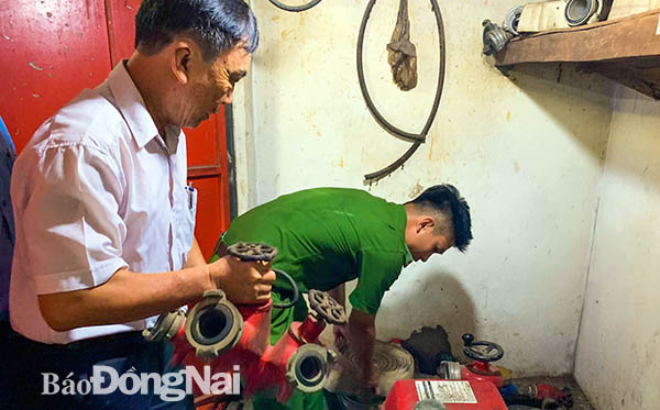 Công an TP.Biên Hòa kiểm tra hệ thống máy bơm chữa cháy tại chợ Tam Hòa