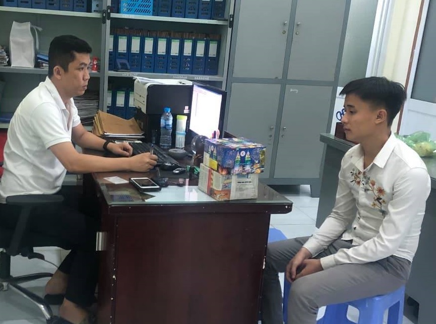 Nguyễn Văn Anh (phải) đang bị tạm giữ tại cơ quan công an