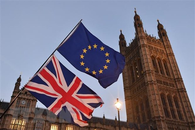 Cờ Anh (phía dưới) và cờ EU (phía trên) bên ngoài tòa nhà Quốc hội Anh tại London. (Nguồn: AFP/TTXVN)