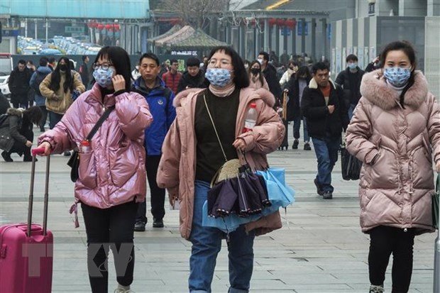 Hành khách đeo khẩu trang khi di chuyển tại một nhà ga ở Hồ Bắc, Trung Quốc để phòng tránh lây nhiễm dịch bệnh viêm phổi do virus corona ngày 21-1-2020. (Ảnh: AFP/TTXVN)