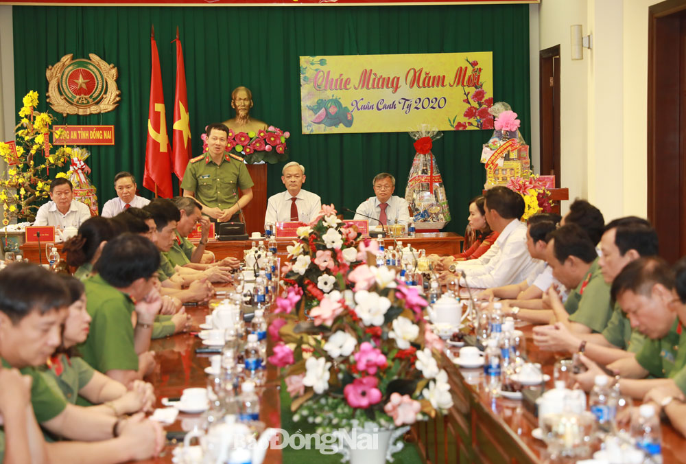 Đại tá Vũ Hồng Văn, Giám đốc Công an tỉnh cảm ơn lãnh đạo tỉnh đã đến chúc tết