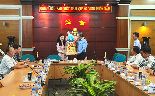 PCT Ngyễn Quốc Hùng thăm và tặng quà chúc tết Công ty CP Cấp nước Đồng Nai