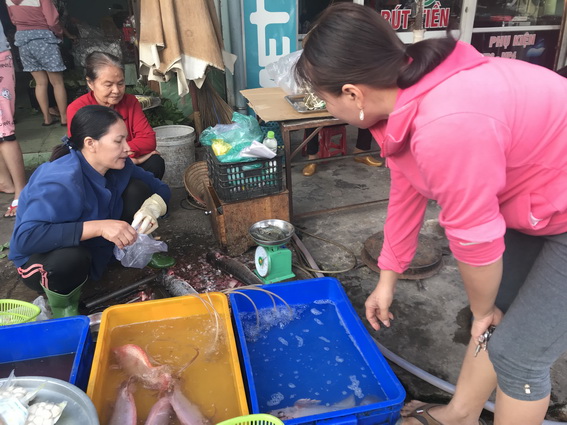 Người tiêu dùng mua cá tại chợ dân sinh ở phường Tam Phước, TP.Biên Hòa