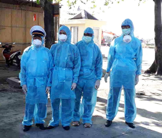 Nhân viên y tế khoa Kiểm dịch y tế (Trung tâm kiểm soát bệnh tật tỉnh) chuẩn bị kiểm dịch y tế các tàu từ Trung Quốc đến Đồng Nai