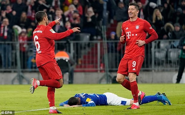 Bayern áp sát ngôi đầu.