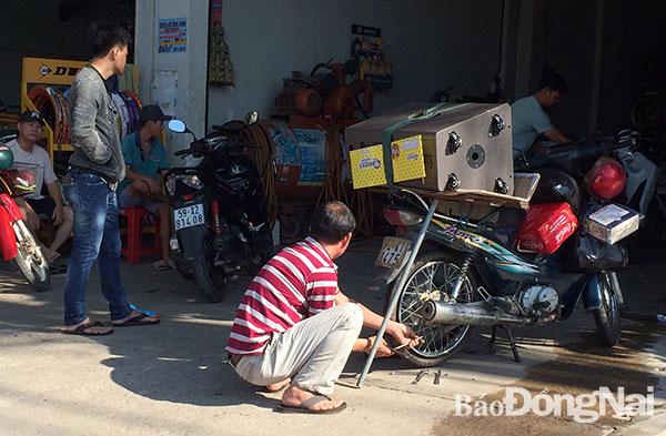 Tại một tiệm sửa xe gần dốc 47 (đoạn qua phường Phước Tân, TP.Biên Hòa) rất nhiều người chờ đến lượt vá ruột xe