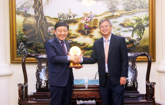 Chủ tịch UBND tỉnh Cao Tiến Dũng tặng quà cho ông Heo Seong-gon, Thị trưởng TP.Gimhae.