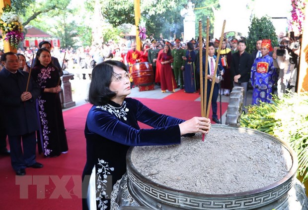  Phó Chủ tịch nước Đặng Thị Ngọc Thịnh làm lễ dâng hương Hai Bà. (Ảnh: Thành Đạt/TTXVN)