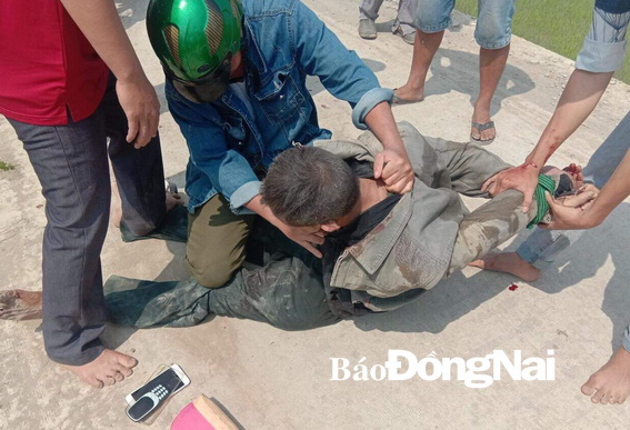 Lực lượng chức năng đang khống chế đối tượng...