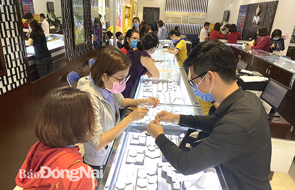 Đông đảo người dân đến mua vàng tại Trung tâm kim hoàn PNJ ở đường 30-4 (TP.Biên Hòa) vào ngày 3-2. 