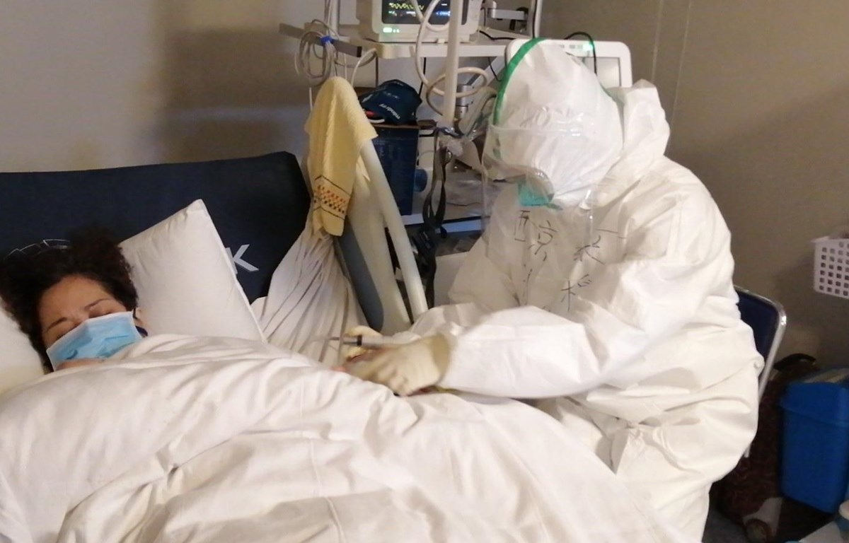 Bệnh nhân nhiễm virus corona được điều trị tại bệnh viện ở Vũ Hán, tỉnh Hồ Bắc, Trung Quốc, ngày 29-1. (Ảnh: THX/ TTXVN)