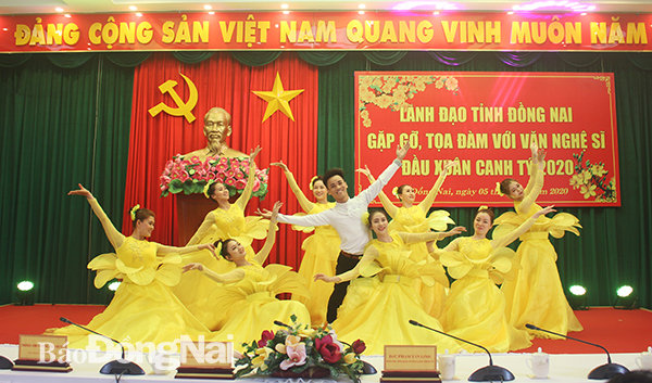 Nghệ sĩ của Nhà hát Nghệ thuật Đồng Nai biểu diễn tại buổi gặp gỡ, tọa đàm giữa lãnh đạo tỉnh với văn nghệ sĩ