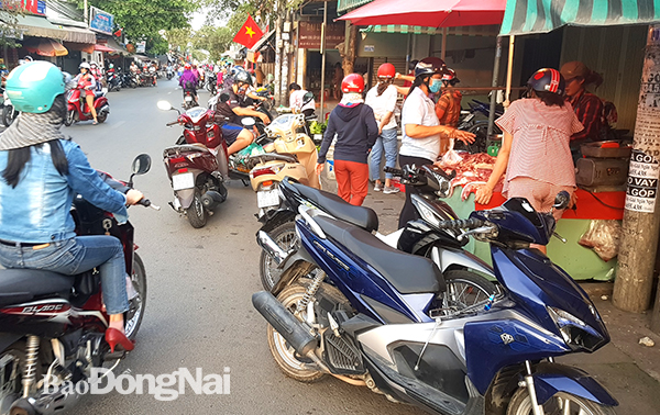 Người dân đậu xe dưới lòng đường để mua hàng tại khu vực ngã tư chợ Phú Thọ (đường Nguyễn Phúc Chu giao với đường Nguyễn Khuyến) thuộc phường Trảng Dài