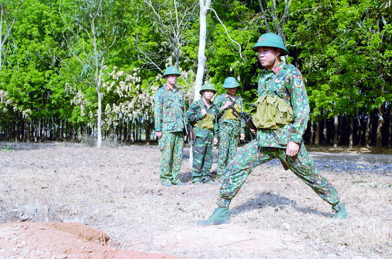 Huấn luyện ném lựu đạn xa trúng đích tại Trung đoàn Đồng Nai