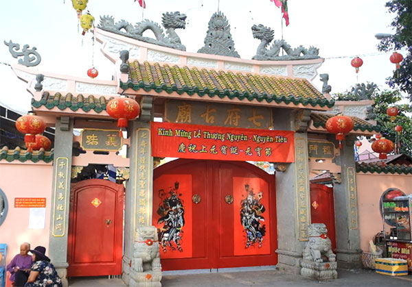 Cổng chùa đóng sớm, hạn chế du khách thăm viếng 