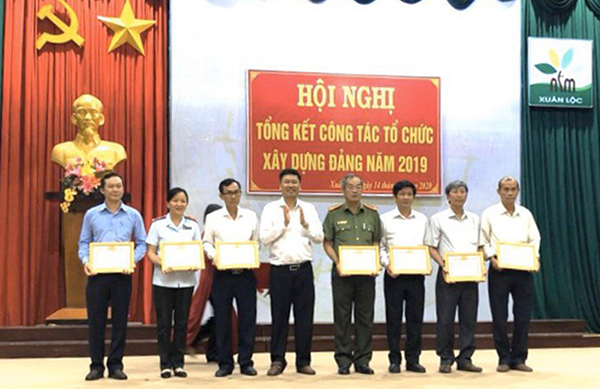 Phó bí thư thường trực Huyện ủy Xuân Lộc Viên Hồng Tiến khen thưởng các tổ chức cơ sở Đảng hoàn thành xuất sắc nhiệm vụ năm 2019