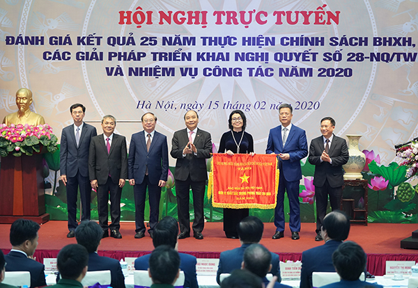 Thủ tướng Chính phủ Nguyễn Xuân Phúc trao tặng Cờ thi đua của Chính phủ cho BHXH Việt Nam