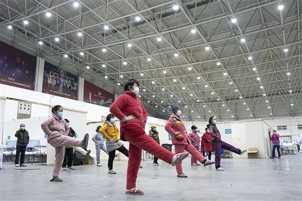  Các bệnh nhân tham gia tập thể dục dưới sự hướng dẫn của nhân viên y tế tại bệnh viện dã chiến ở Vũ Hán, tỉnh Hồ Bắc, Trung Quốc, ngày 12-2-2020. (Ảnh: THX/TTXVN)