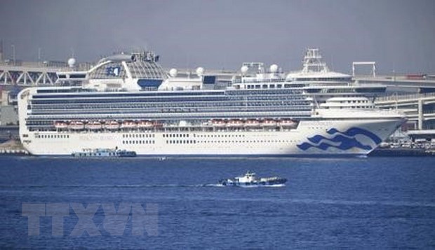 Du thuyền Diamond Princess neo tại cảng Yokohama, Nhật Bản ngày 13-2-2020. (Ảnh: Kyodo/TTXVN)