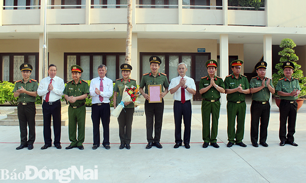 Trung tá Lê Hoàng Ngân (đứng thứ 2 bên phải) trong buổi lễ trao thưởng của lãnh đạo tỉnh