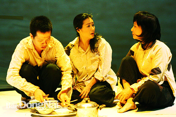 Hoàng Khánh, Thanh Thủy và Cát Phượng trong vở Cánh đồng bất tận. Ảnh: H.K