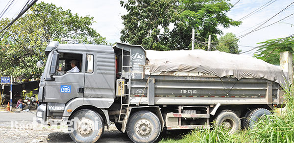 Một xe tải ben chở quá tải bị phát hiện, xử lý khi đang lưu thông trên quốc lộ 51 đoạn qua TP.Biên Hòa. 
