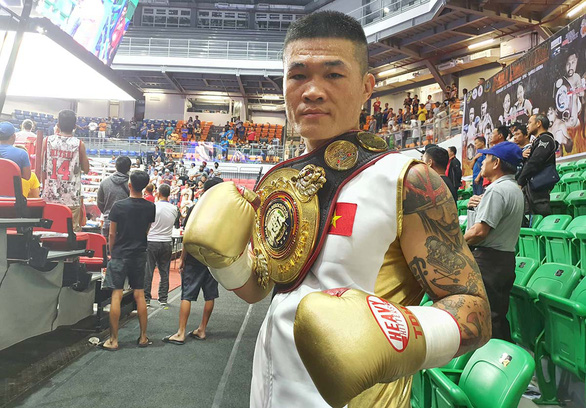 Trương Đình Hoàng với đai vô địch WBA châu Á tại Philippines 
