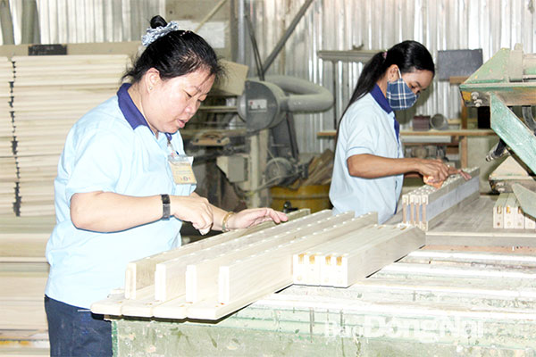 Sản xuất sản phẩm gỗ xuất khẩu tại Công ty TNHH ASY Việt Nam ở Khu công nghiệp Biên Hòa 2 (TP.Biên Hòa). Ảnh: H.Giang