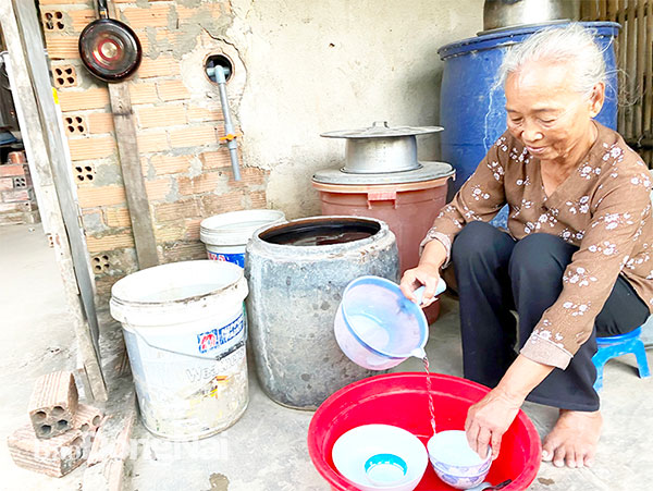 Người dân ấp Hòa Trung, xã Ngọc Định phải tiết kiệm từng giọt nước trong sinh hoạt vào mùa khô. Ảnh: N.Liên