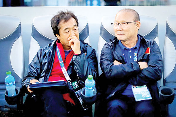 HLV Park Hang-seo và trợ lý Lee Young-jin sẽ trở lại Việt Nam sau kỳ nghỉ dài