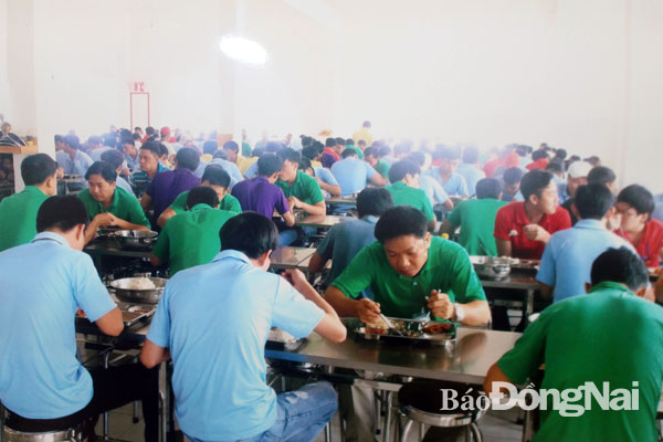 Công nhân lao động ăn giữa ca tại một doanh nghiệp ở huyện Trảng Bom. Ảnh: T.Lâm