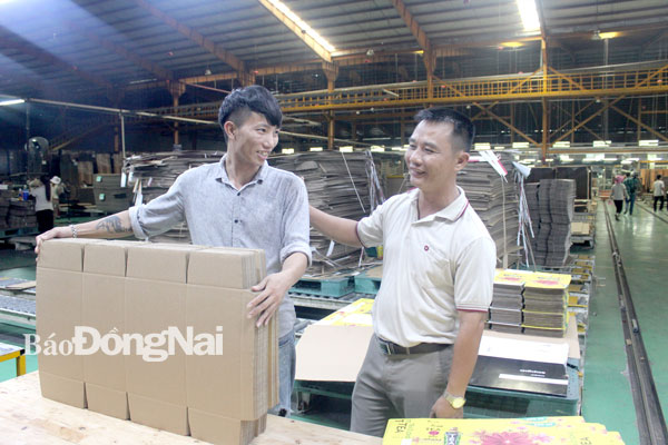 Chủ tịch Công đoàn cơ sở Công ty TNHH giấy Yuen Foong Yu Đồng Nai (huyện Long Thành) Đỗ Nguyên Phương trao đổi với công nhân làm việc tại xưởng