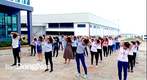 Công nhân lao động Công ty TNHH NYG Việt Nam (Khu công nghiệp Long Khánh) tập thể dục giữa giờ. Ảnh: H.Thảo