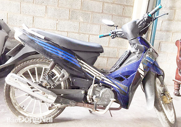 Chiếc xe máy chị N.T.V. (ngụ phường Long Bình, TP.Biên Hòa) báo bị cướp thực chất đã được người quen cất giữ. Ảnh: T.Danh