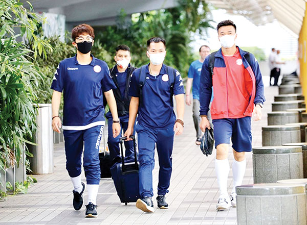 Các cầu thủ CLB TP.HCM ở sân bay Changi của Singapore (chuẩn bị cho trận đấu với Hougang United vào ngày 25-2 trên sân Jelan Beasar)