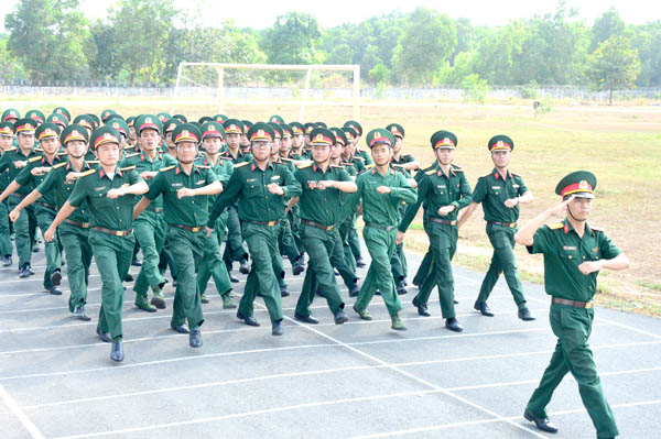 Đội ngũ sĩ quan luyện tập điều lệnh đội ngũ chuẩn bị huấn luyện