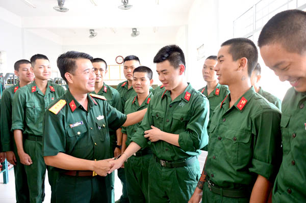 Thượng tá Nguyễn Tấn Linh, Phó chỉ huy trưởng, Tham mưu trưởng Bộ Chỉ huy quân sự tỉnh động viên chiến sĩ mới chuẩn bị bước vào huấn luyện tại Trung đoàn Đồng Nai. Ảnh:N.Hà