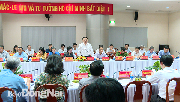 TS.BS.Phan Huy Anh Vũ, Giám đốc Sở Y tế báo cáo tại cuộc họp